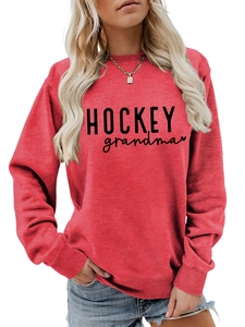 Détail du sweat rouge à col rond avec texte HOCKEY grandma et petit motif coeur