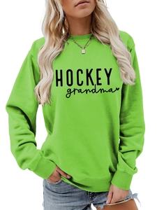Détail d'un sweat vert fluo col rond avec texte HOCKEY grandma et motif cœur