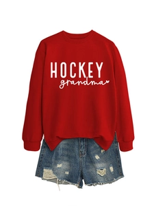 Détail du sweat rouge HOCKEY grandma avec imprimé cœur et tissu en coton doux et confortable
