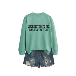 Set felpa verde menta da donna con stampa e pantaloncini in denim strappati su sfondo bianco