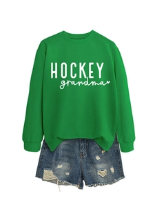 Mise à plat du sweat-shirt vert HOCKEY grandma et d'un short en jean délavé usé