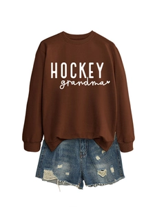 Vue à plat du sweat marron HOCKEY grandma avec son mini short en jean bleu délavé