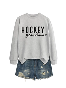 Détail du sweat gris avec imprimé HOCKEY grandma et finitions des poignets