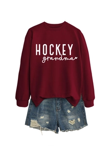 Détail du sweat-shirt rouge foncé avec texte HOCKEY grandma blanc et motif cœur