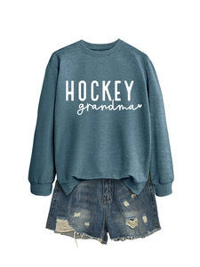 Détail du sweat bleu HOCKEY grandma et du short en jean vieilli en ensemble plat