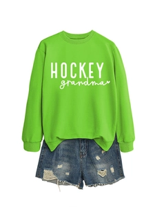 Détail de l'imprimé coeur HOCKEY grandma blanc sur un sweat-shirt vert fluo
