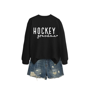 Sweat noir femme HOCKEY grandma avec short en jean usé sur fond blanc pour un look décontracté