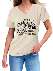 Nahaufnahme von beigem V-Ausschnitt T-Shirt mit I'm the Middle Sister Spruch und Jeans