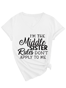 Detailansicht weißes Baumwoll-T-Shirt mit V-Ausschnitt und I'm the Middle Sister Slogan