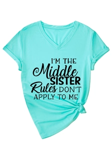 Detail eines minzgrünen V-Ausschnitt T-Shirts mit Middle Sister Spruch und Knotensaum