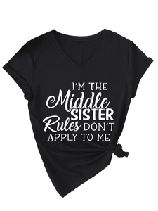 Detail eines V-Ausschnitt T-Shirts mit weißem I'M THE MIDDLE SISTER Schriftzug
