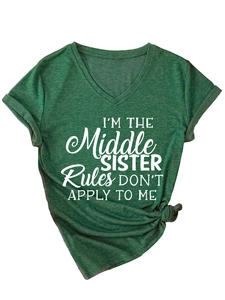 Nahaufnahme des I'M THE MIDDLE SISTER Drucks auf grünem V-Ausschnitt T-Shirt mit Knoten