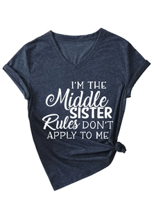 V-Ausschnitt T-Shirt mit 'Middle Sister' Textdruck in Dunkelgrau und Rollsaum-Details