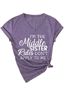 Detail eines lila V-Ausschnitt T-Shirts mit I'M THE Middle SISTER Spruch und Knoten