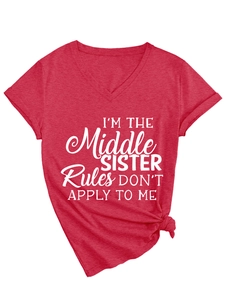 Detail eines roten V-Ausschnitt-Shirts mit I'M THE Middle SISTER Spruch und Knoten