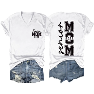 Vue avant et arrière du t-shirt col V Senior MOM 2026 et short en jean effiloché