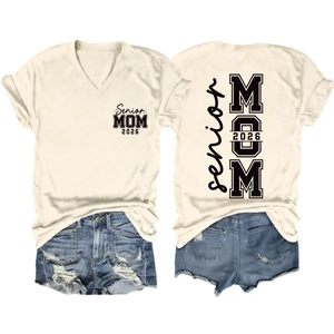 Détails avant et arrière du t-shirt Senior MOM 2026 à col en V et short en jean usé