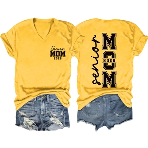 Détail du marquage Senior MOM 2026 sur le T-shirt jaune à col en V et manches courtes