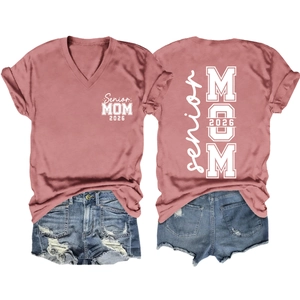 Détail à plat du t-shirt col V Senior Mom 2026 avec un short en jean déchiré