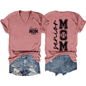Vues détaillées avant et arrière du t-shirt Senior Mom 2026 col V avec short en jean usé