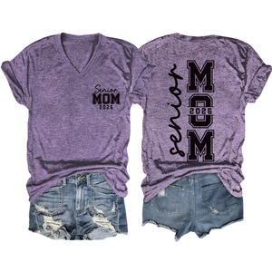 Détail recto-verso du t-shirt violet col V avec imprimé Senior MOM 2026 et short en jean