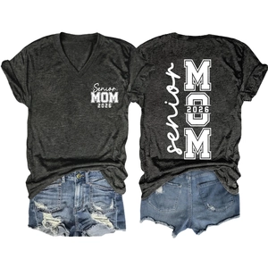 Détail de l'avant et de l'arrière du t-shirt col V imprimé Senior MOM 2026 gris