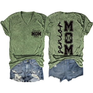 Ensemble T-shirt col V vert armée et short en jean avec imprimé Senior MOM 2026 recto-verso