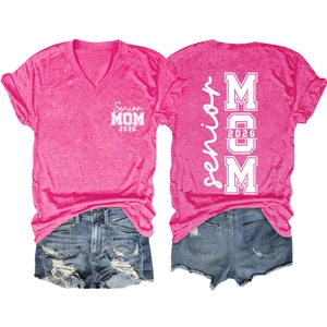 Détails avant et arrière du t-shirt rose col en V avec imprimé Senior MOM 2026