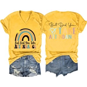 Dettaglio fronte e retro della maglietta gialla con scollo a V e stampa arcobaleno e shorts