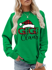 Λεπτομέρεια του τυπώματος GIGI Claus με χριστουγεννιάτικο σκούφο σε πράσινη μπλούζα