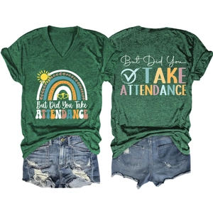 T-shirt verde con scollo a V con stampa arcobaleno e pantaloncini di jeans blu strappati