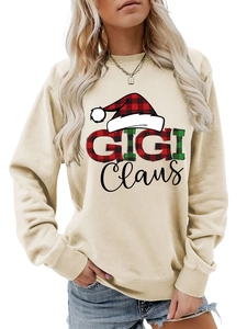 Λεπτομέρεια χριστουγεννιάτικης στάμπας GIGI Claus με κόκκινο πράσινο καρό σε μπεζ φούτερ
