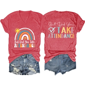 T-shirt rossa con scollo a V e stampa arcobaleno e pantaloncini in denim, fronte e retro