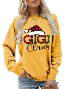 Λεπτομέρεια της στάμπας Gigi Claus σε κίτρινο μουσταρδί φούτερ με χριστουγεννιάτικο καπέλο