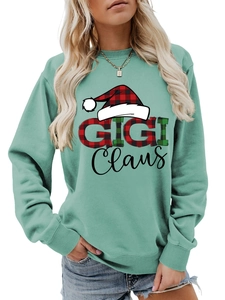 Λεπτομέρεια από μέντα φούτερ με γράμματα GIGI Claus και καρό χριστουγεννιάτικο καπέλο