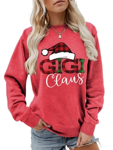Λεπτομέρεια κόκκινου Gigi Claus φούτερ με εορταστικά καρό γράμματα και ριμπ μανσέτες