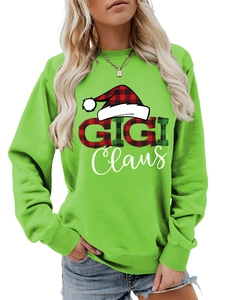 Λεπτομέρεια από πράσινο φούτερ Gigi Claus με καρό γράμματα και χριστουγεννιάτικο καπέλο