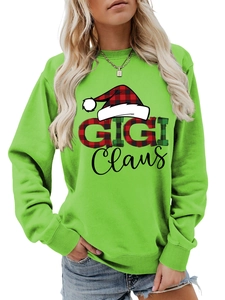Λεπτομέρεια με στάμπα Gigi Claus και χριστουγεννιάτικο καπέλο σε πράσινο φούτερ