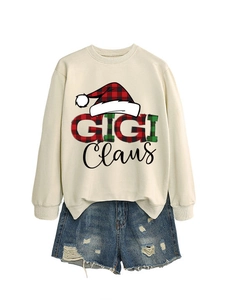 Λεπτομέρεια φούτερ Gigi Claus με σχέδιο σκούφου Χριστουγέννων και τζιν σορτς με φθορές
