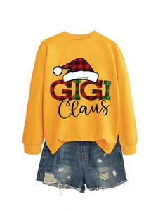 Λεπτομέρεια εκτύπωσης Gigi Claus με καρό γράμματα και σκούφο Χριστουγέννων σε κίτρινη μπλούζα