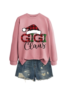 Λεπτομερής όψη του ροζ φούτερ Gigi Claus με σκισμένο τζιν σορτς σε λευκό φόντο