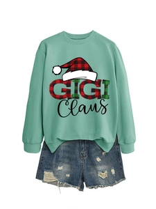 Λεπτομερής λήψη από φούτερ Gigi Claus με καρό σχέδιο και σκισμένο τζιν σορτσάκι