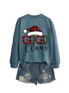 Λεπτομέρεια φούτερ Gigi Claus με χριστουγεννιάτικο καπέλο και τζιν σορτς με σκισίματα