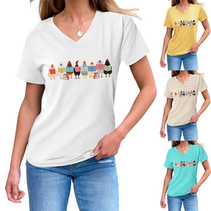 Détail du t-shirt à col en V avec imprimé poulet rigolo disponible en quatre coloris