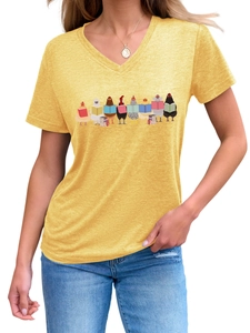 Détail du t-shirt jaune à col en V avec motif de poulets mignons lisant des livres