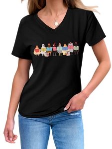 Détail d'un t-shirt noir à col en V avec illustration de poussins mignons lisant des livres