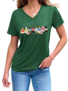 Détail du t-shirt col en V vert foncé avec illustration de huit poulets lisant des livres