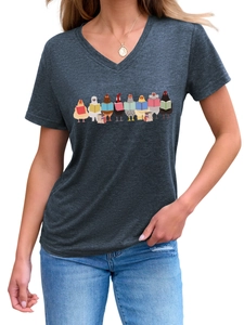 Détail de l'imprimé poules lisant sur un t-shirt gris foncé avec col en V pour femme