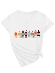 Détail d'un t-shirt blanc à col en V avec huit poules de dessin animé lisant des livres