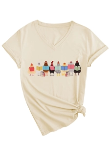 Détail de t-shirt beige à col en V avec ourlet noué et motif de poules lisant des livres